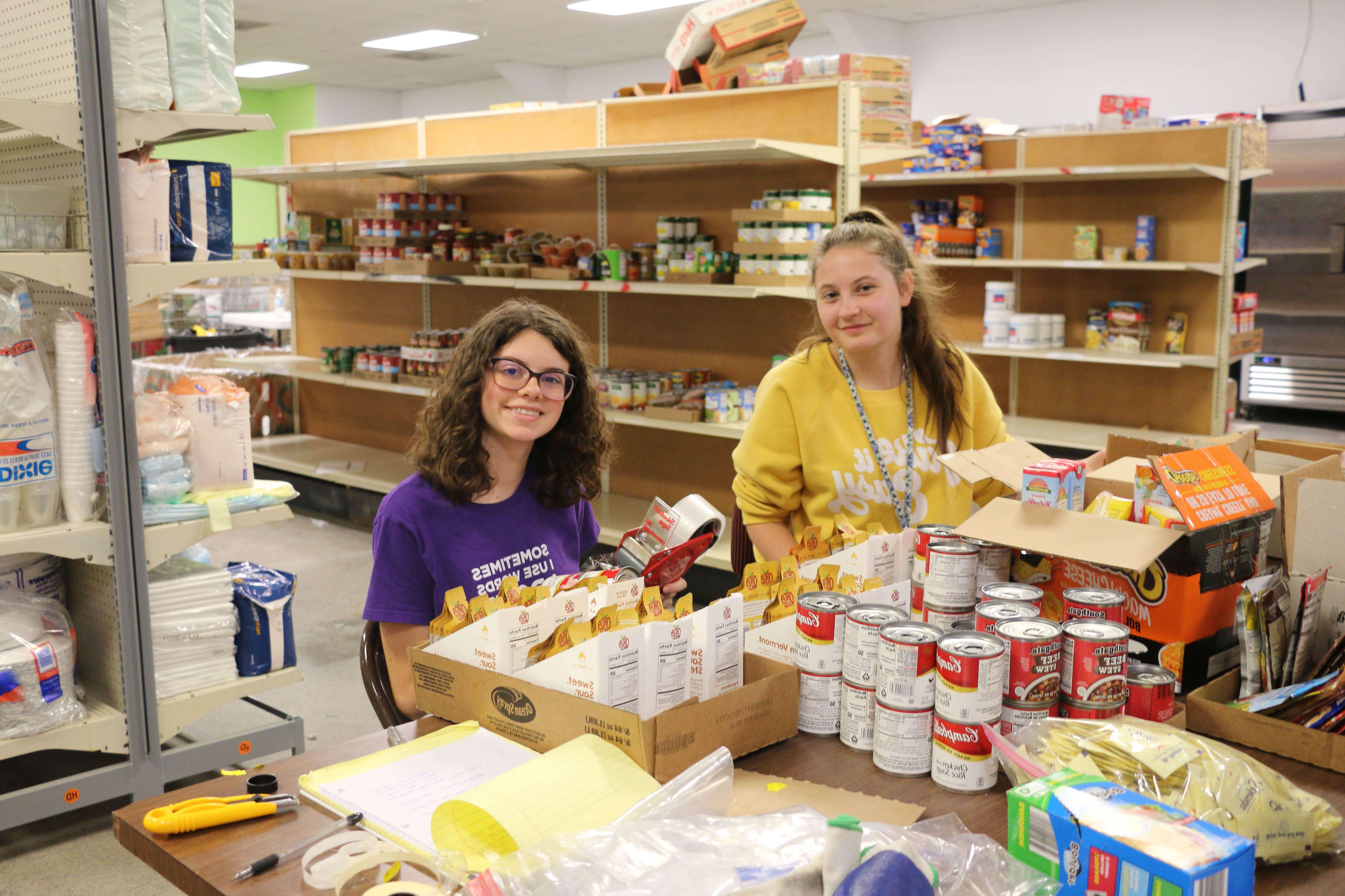 学生们在食品储藏室整理捐赠的罐头食品